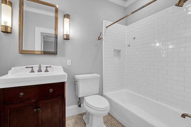 Building Photo - Remodeled 1br+office at the storied Francesca building