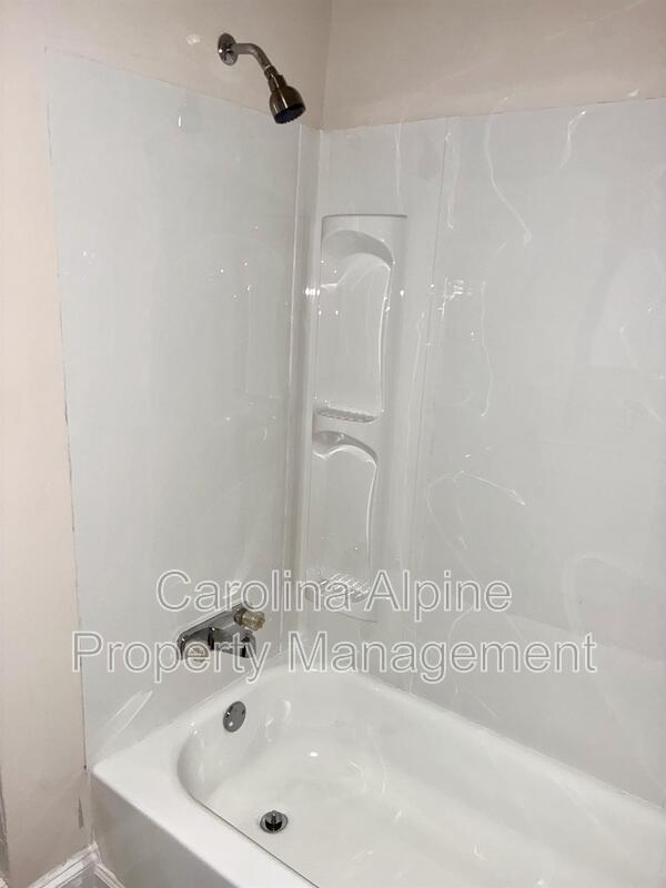 Building Photo - 606 S Ellis St