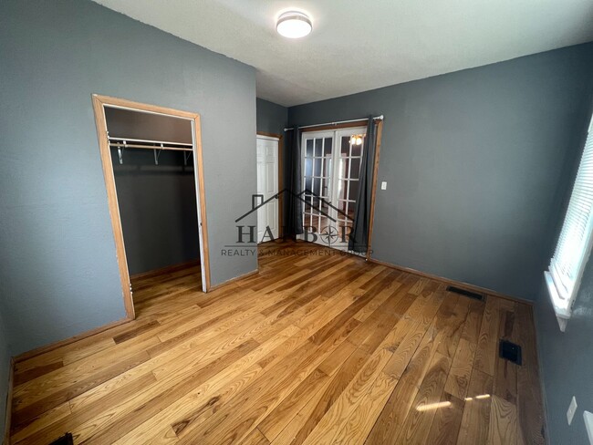 Building Photo - 401 9th St NE
