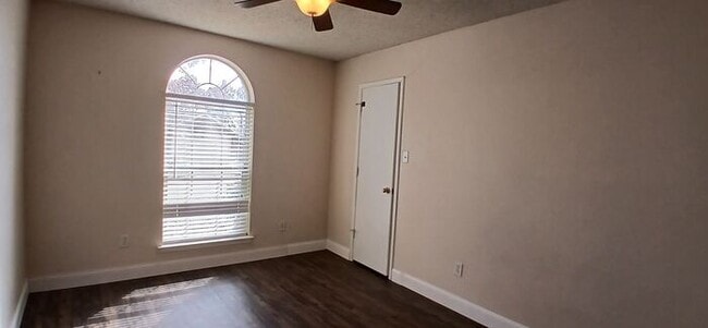 Building Photo - Summerfields Beauty: Oversized Kitchen + Flex 4th Bedroom