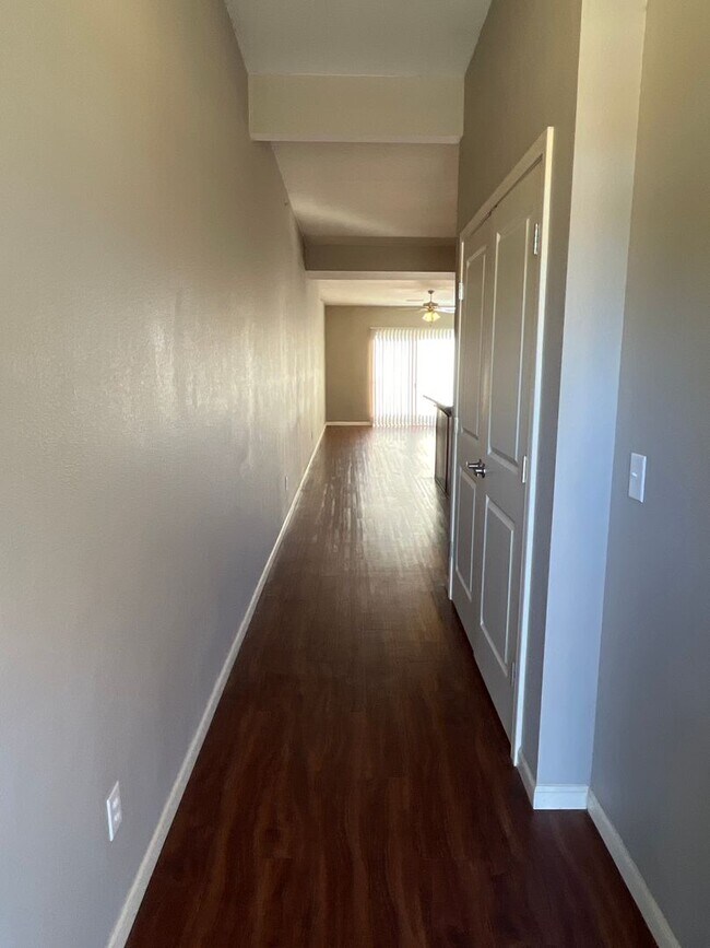 Building Photo - 2 BEDROOM, 2 BATH GREAT LOCATION