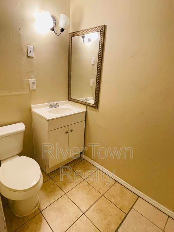 Building Photo - 4860 Leonard Rd