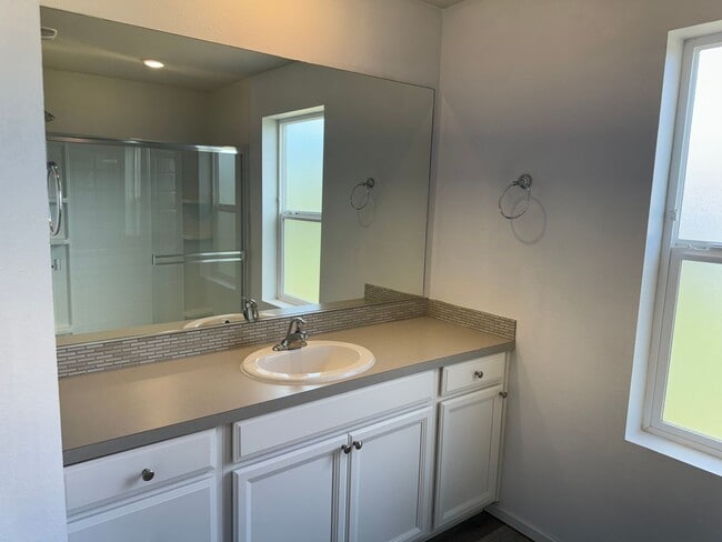 Building Photo - 4 bedroom 2.5 bathroom almost-new house in...