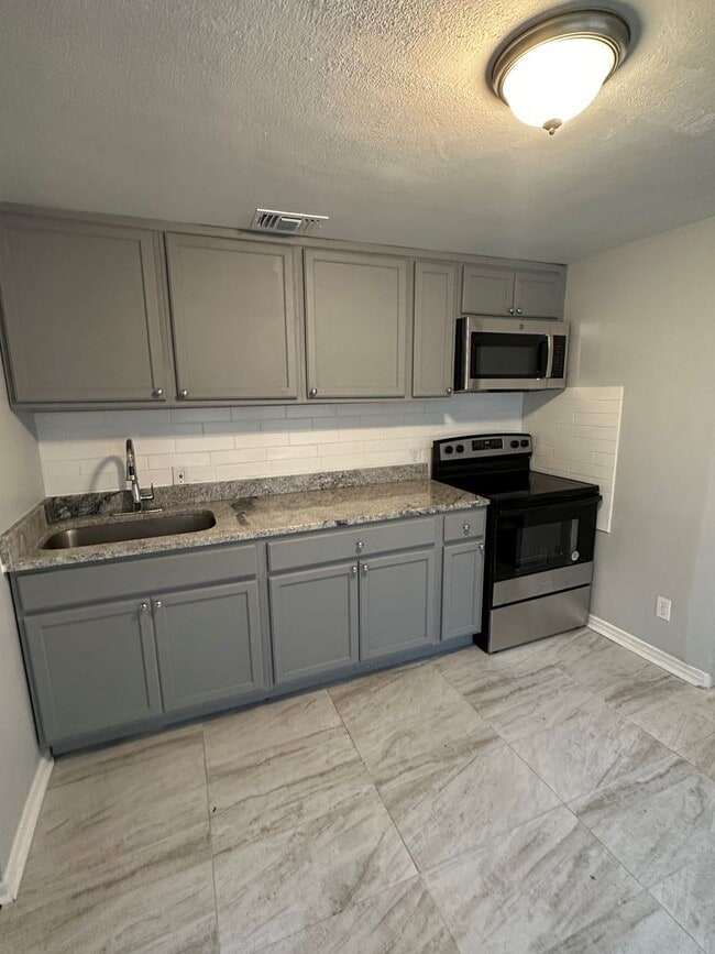 Building Photo - **Move in ready - 3/2 Renovated single family home