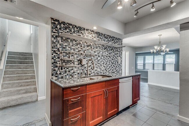 Building Photo - 4 Oakbrook Dr