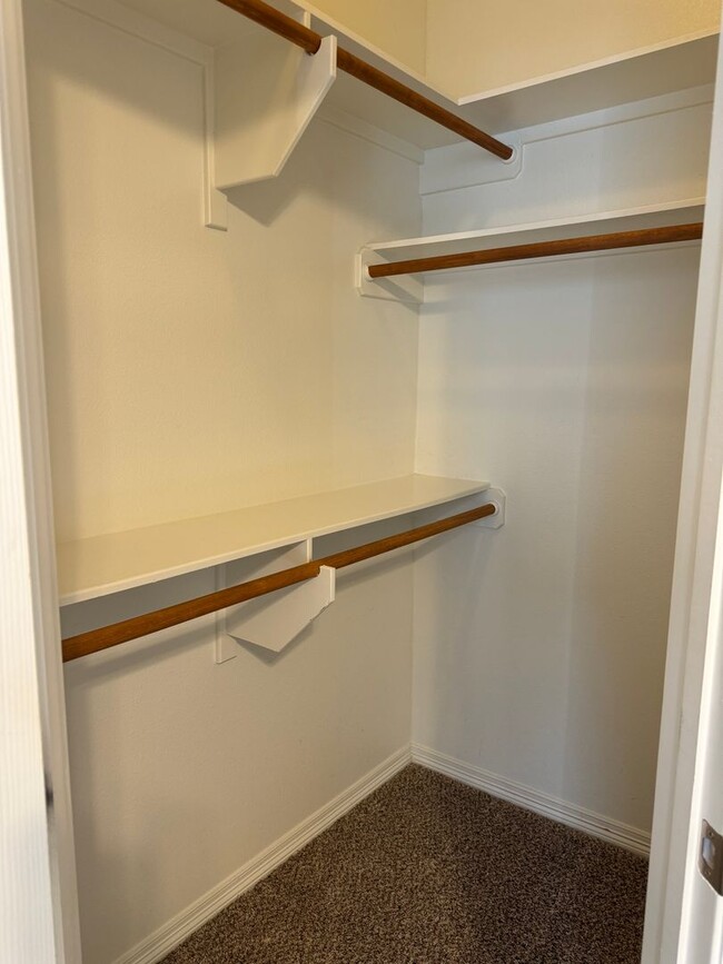 Building Photo - JULY MOVE IN - Spacious 3 Bedroom 3.5 Bath...