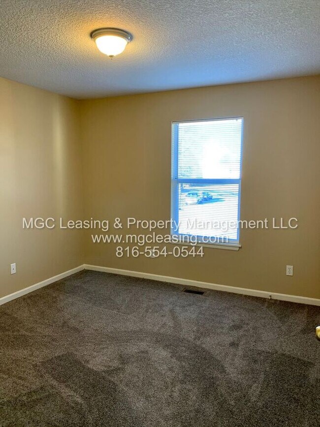 Building Photo - Spacious 2-story Duplex with 1-Car Garage in Lee's Summit!