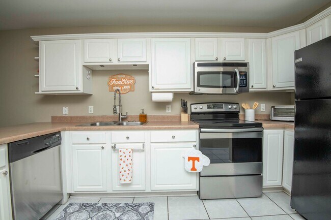 Building Photo - Knoxville 37916 - 3 bedroom, 2 bath condo in UT area, Short term rental considered @ $3400 a mont...