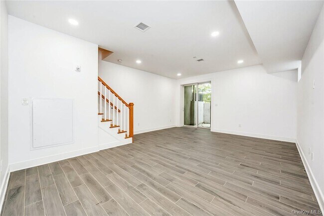 Building Photo - 233 Lincoln Ave