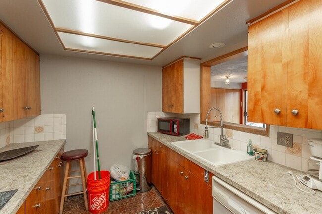 Building Photo - 10623 E Montgomery Ave