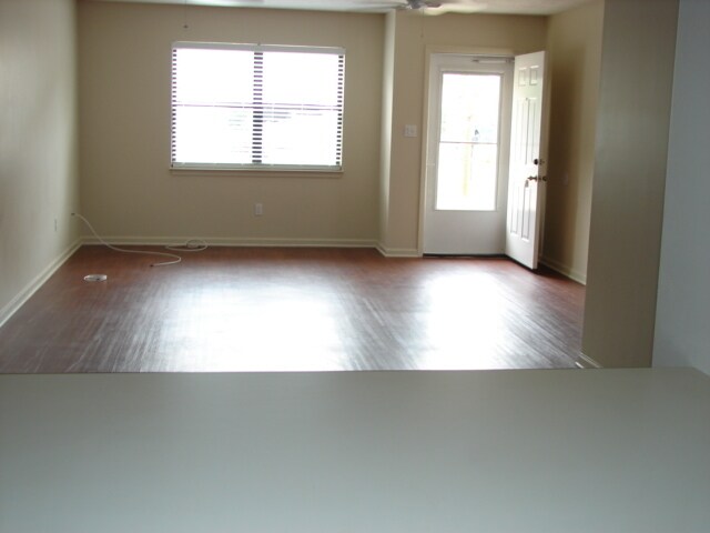 Building Photo - Great Townhome in The Cove!