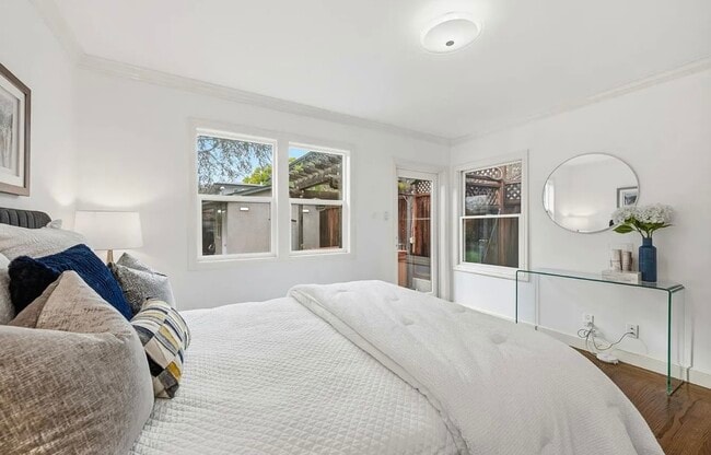 Building Photo - House For Rent