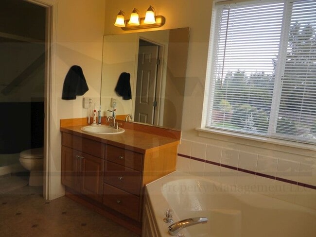 Building Photo - Gorgeous 4 bedroom House in a highly desir...