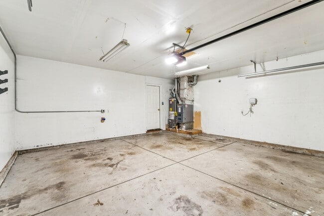 Building Photo - 2036 E Oakridge Ct