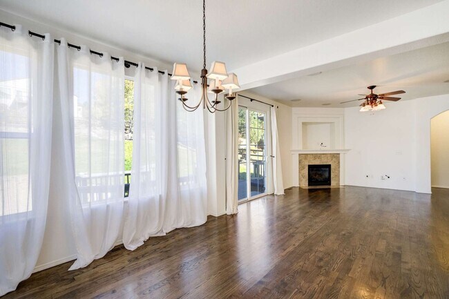 Building Photo - D20 5bdrm Home on Quiet Street in North Co...