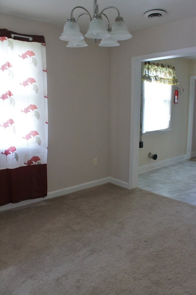 Building Photo - Updated 3 Bed and 1 Bath