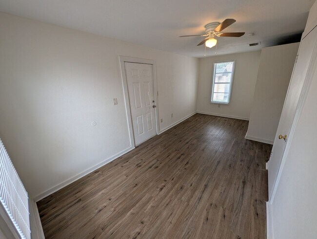 Building Photo - 230 Mystic Lake Dr N