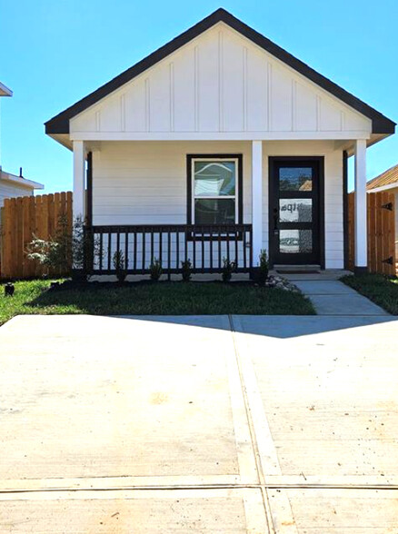 Front of House - 16478 Valerie Marie Pl