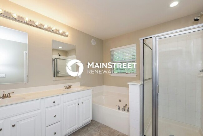 Building Photo - 4 Bedroom Pet-Friendly Home in Charlotte, NC with Main Street Renewal