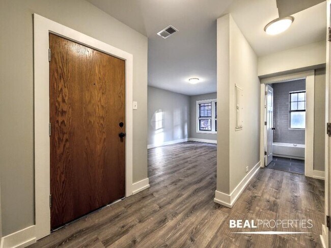 Building Photo - 2 bedroom in EVANSTON IL 60202