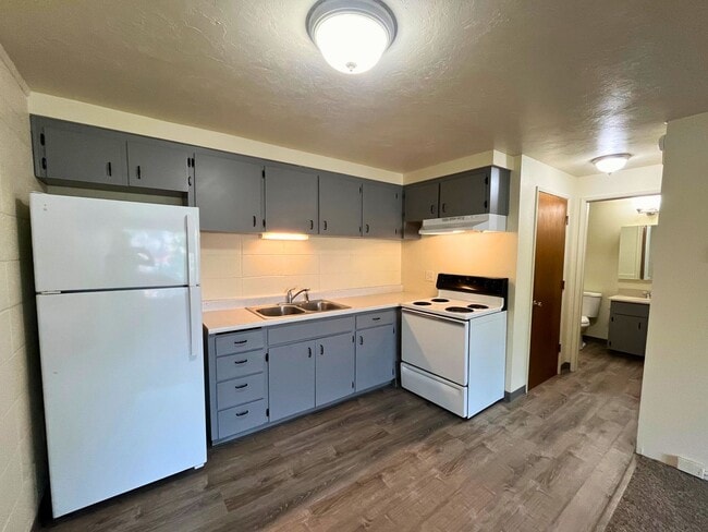 Building Photo - (CAM 10)  Very Nice Large 1 bed Apt - Clos...