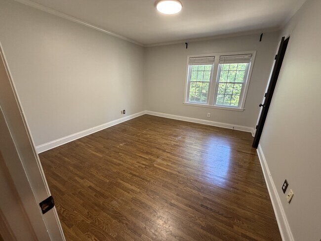 Building Photo - 1215 Pinecrest Ave