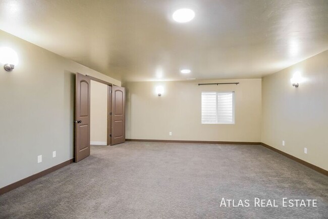 Building Photo - 4 WEEKS FREE RENT IF MOVED IN BY 11/30!  A...