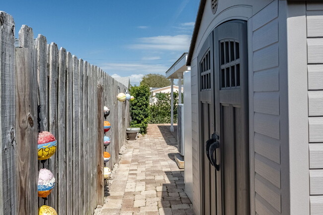 Building Photo - Gorgeous deep water canal front home