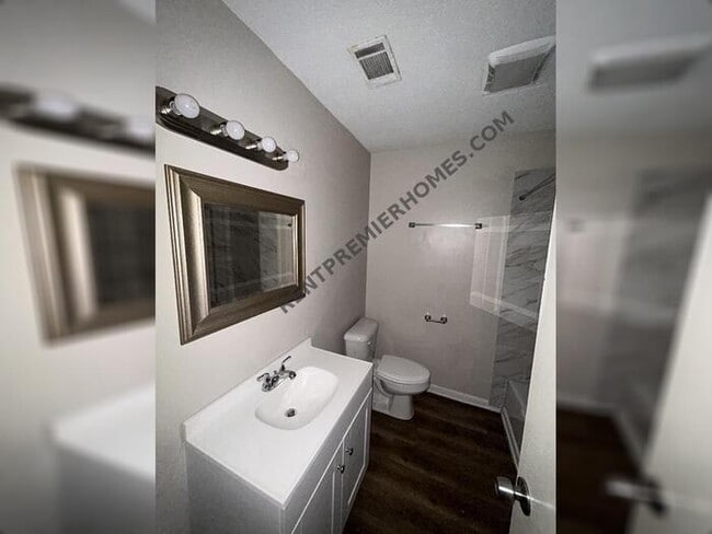 Building Photo - 916 S Rd