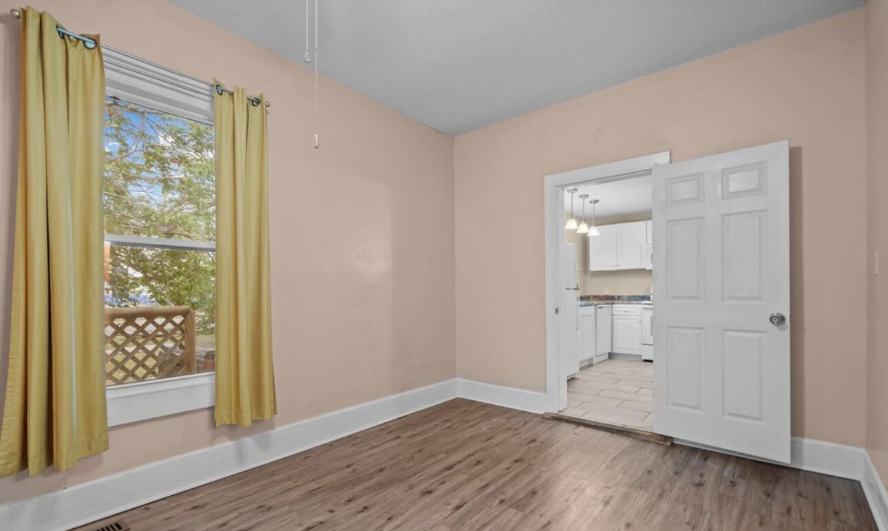 Building Photo - 1204 Castle St