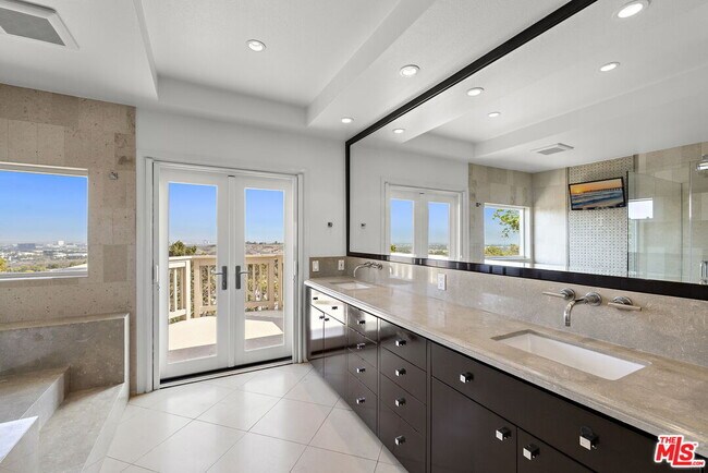 Building Photo - 31 St Tropez