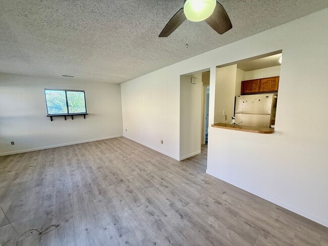 Building Photo - One Bedroom, TWO Bath apartment in Downtow...