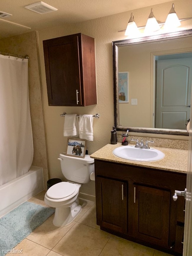 Building Photo - 1 br, 1 bath Apartment - 2420 Clark st.