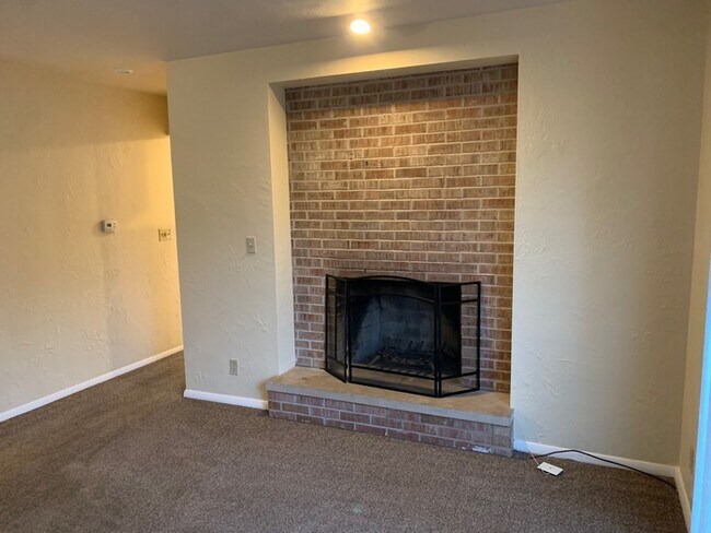 Building Photo - 219 Eisenhower Dr