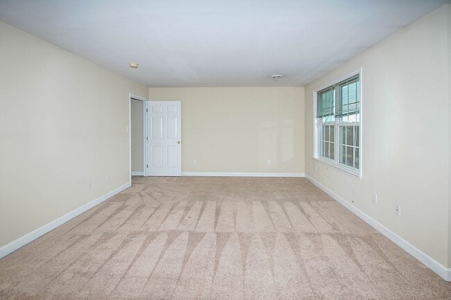 Building Photo - 3 BEDROOM 2.5 BATHROOM APARTMENT