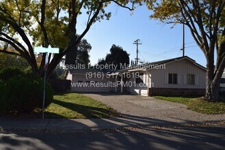 Building Photo - Adorable 3 Bedroom On tree line Street