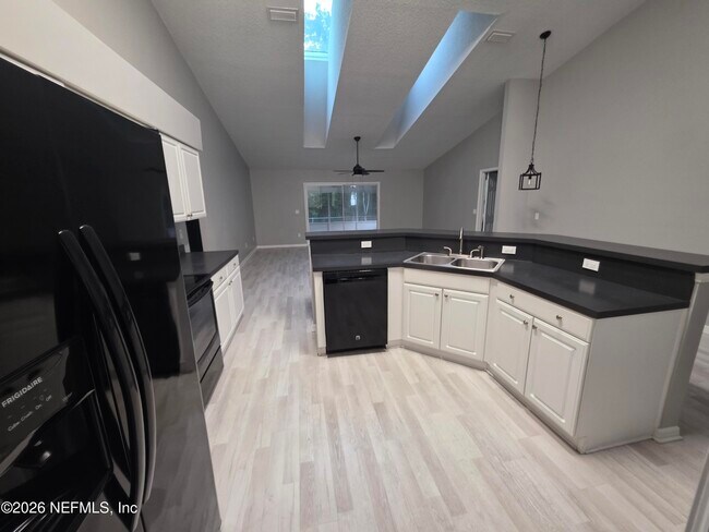 Building Photo - 8219 Teaticket Dr