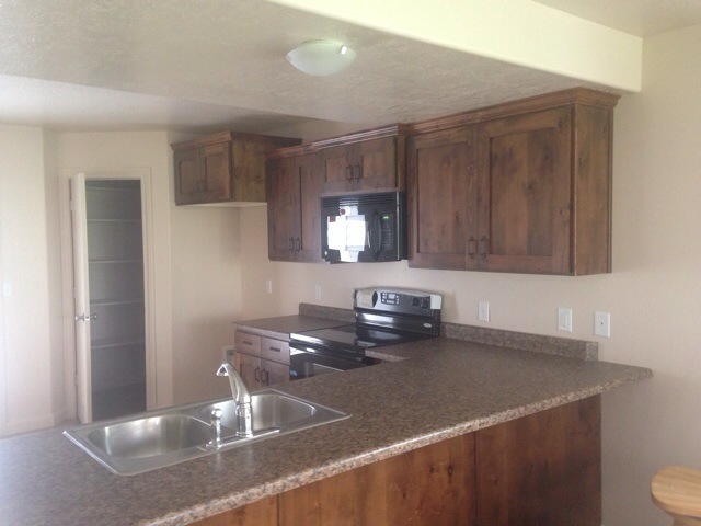 Building Photo - Great 4 bedroom Townhouse in Ogden for Rent