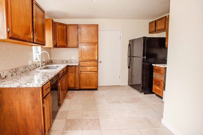 Building Photo - Beautiful Three Bedroom Home For Rent In Washington Local!