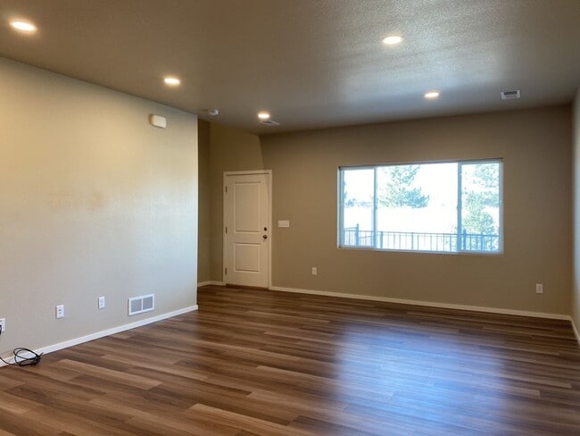 Building Photo - Beautiful Townhome 3-Bedroom / 2.5-Bath Near Walking Trail, Park