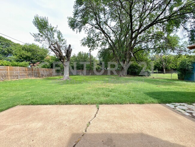 Building Photo - Beautifully Refreshed 3/2/2 in Fort Worth ...