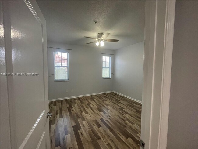 Building Photo - 6020 W Sample Rd