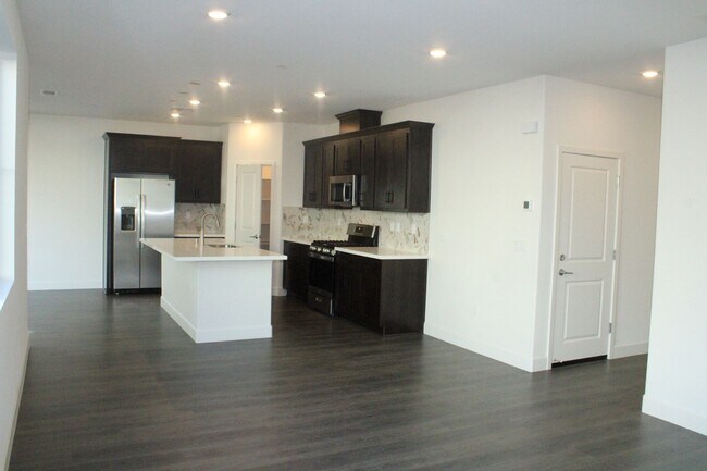 Building Photo - ***PENDING*** 4 Bedroom / 3 Bath House with Solar in San Marco Community-Close to Bart!