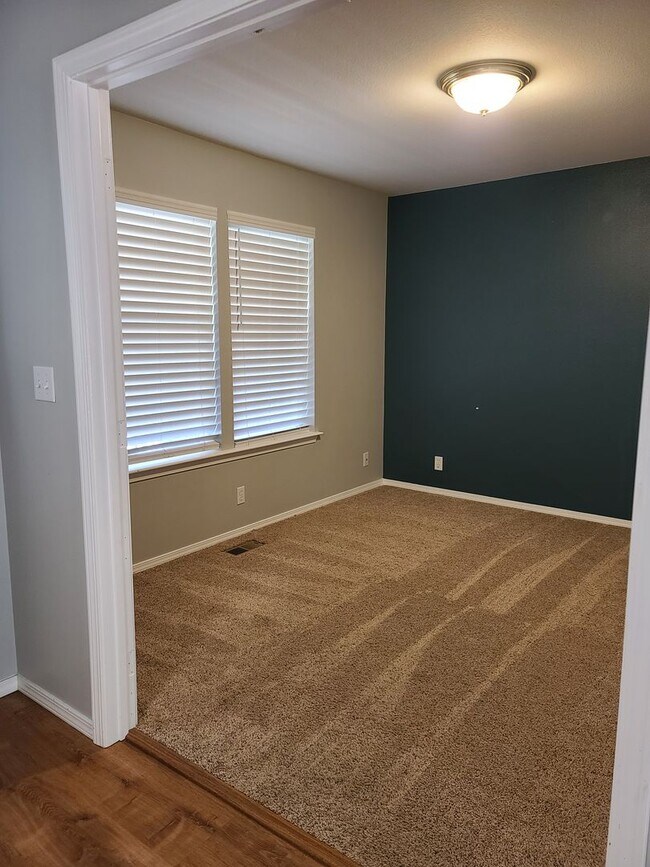 Building Photo - 2056 Doe Dr