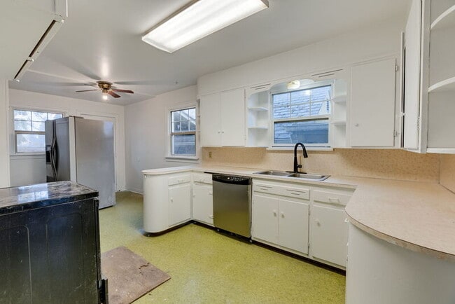 Building Photo - 1137 SE Uglow Ave