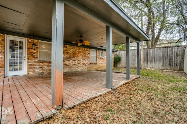 Building Photo - Easy Access To Major Highways!