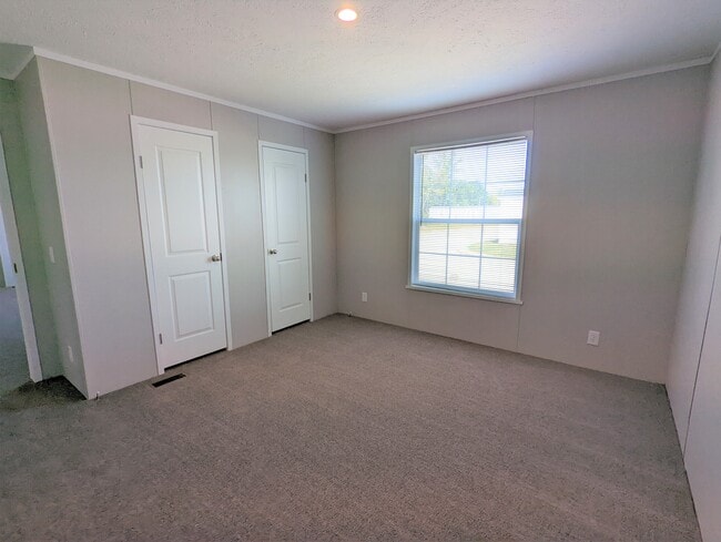 Building Photo - 647 Oregon St