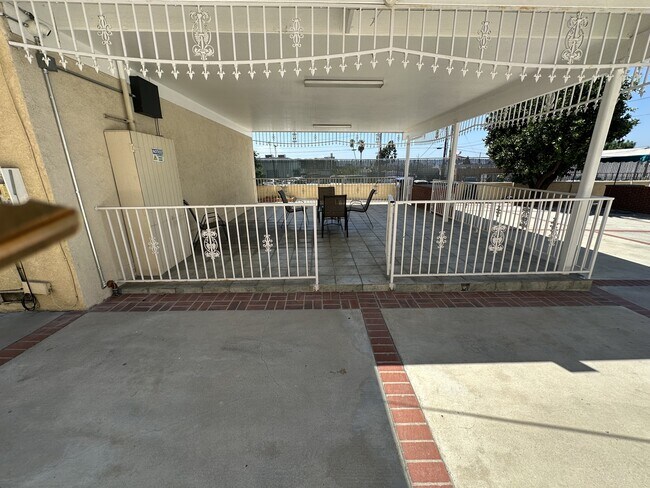 Building Photo - 223 E Burbank Blvd