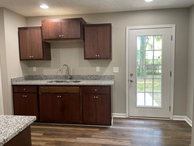 Building Photo - Charming Townhome Minutes from Tim's Ford Lake!