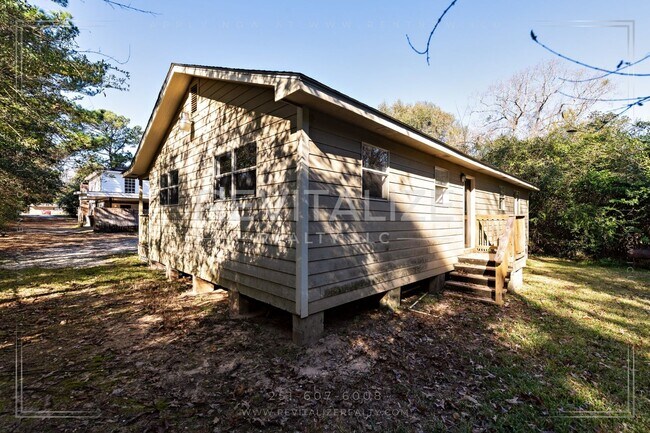 Building Photo - 1746 Cody Rd N